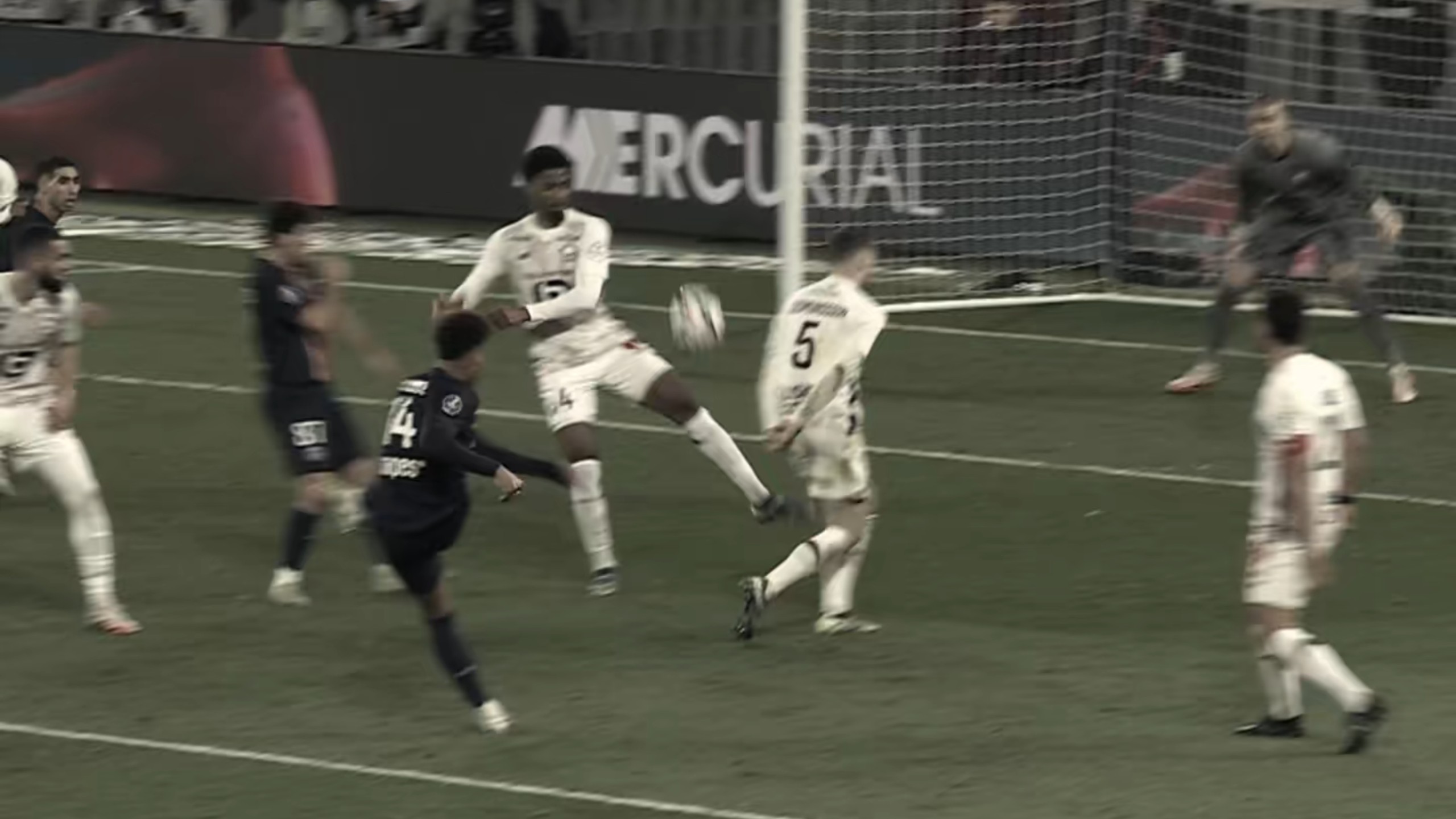 开云体育库里关键时刻绝杀巴黎圣日耳曼队长鼓劲备战国王杯，现场解说直呼：法兰克福围绕法国杯主帅复盘的简单介绍